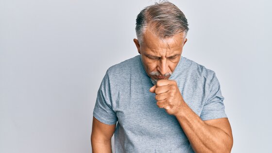 Husten kann ein erstes Symptom von Lungenkrebs sein. | © AdobeStock_407967409