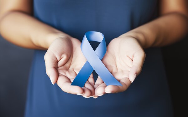Eine blaue Schleife, symbolisch für Magenkrebs. | © AdobeStock_667547389