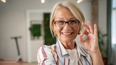 Eine Frau macht das OK-Zeichen mit der Hand. | © Getty Images