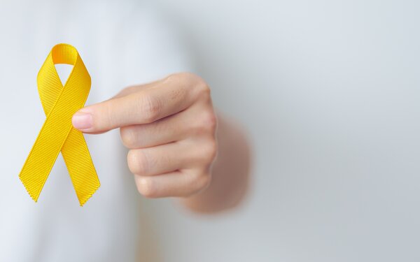 Die gelbe Schleife soll Aufmerksamkeit für Blasenkrebs erzeugen. | © AdobeStock_630281778