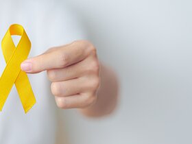 Die gelbe Schleife soll Aufmerksamkeit für Blasenkrebs erzeugen. | © AdobeStock_630281778