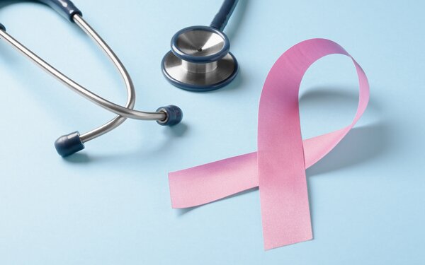 Die rosa Schleife ist das Symbol für Brustkrebs-Awareness. | © AdobeStock_619651834