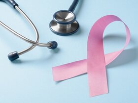 Die rosa Schleife ist das Symbol für Brustkrebs-Awareness. | © AdobeStock_619651834