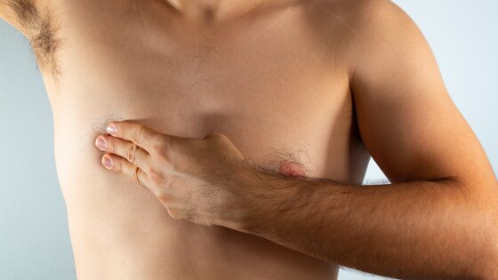 Die Brust eines Mannes. | © AdobeStock_372987104