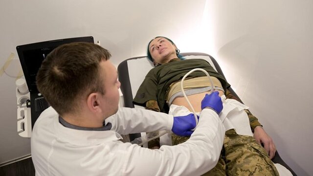 Mammobus für Heldinnen: Gesundheit schenken, wo sie dringend gebraucht wird | © Europäisch-Ukrainische Brustkrebshilfe e.V. Eine ukrainische Soldatin bei der Untersuchung im Mammobus | © Europäisch-Ukrainische Brustkrebshilfe e.V.