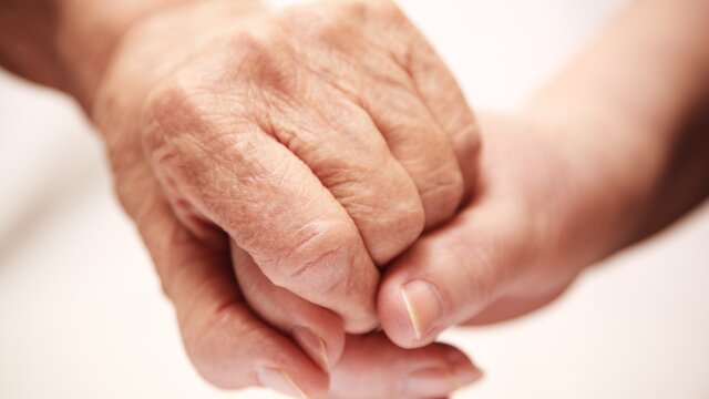 Jemand hält die Hand eines Patienten | © AdobeStock-14977790