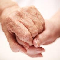 Jemand hält die Hand eines Patienten | © AdobeStock-14977790