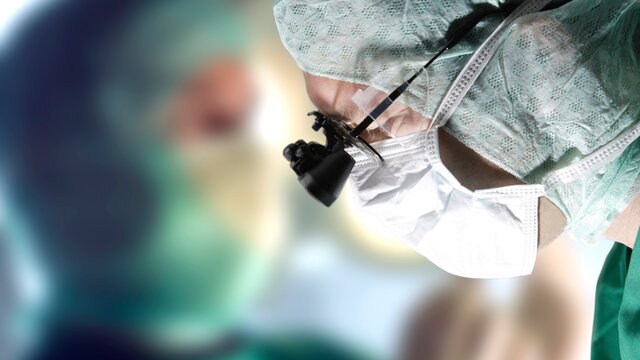 Ein Chirurg mit Spezialbrille bei der Arbeit. | © AdobeStock-13317741