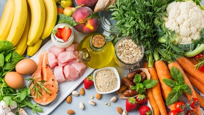 Gesunde Lebensmittel wie frisches Obst und Gemüse leigen auf einem Tisch. | © AdobeStock-296379877