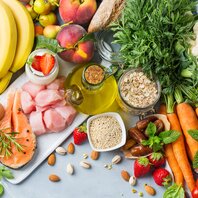 Gesunde Lebensmittel wie frisches Obst und Gemüse leigen auf einem Tisch. | © AdobeStock-296379877