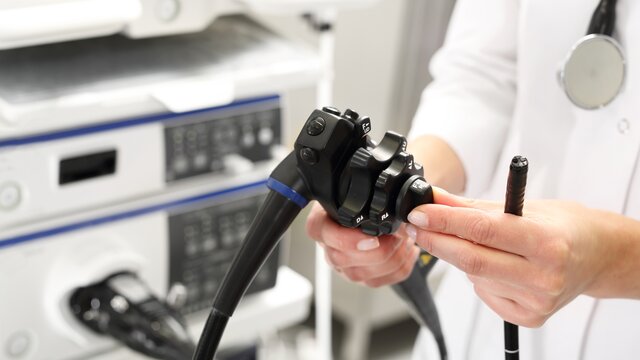 Ein Arzt hält ein Endoskop in der Hand. | © AdobeStock-110056786