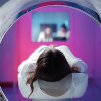 Eine Frau liegt in einem CT-Gerät. | © AdobeStock-307254696