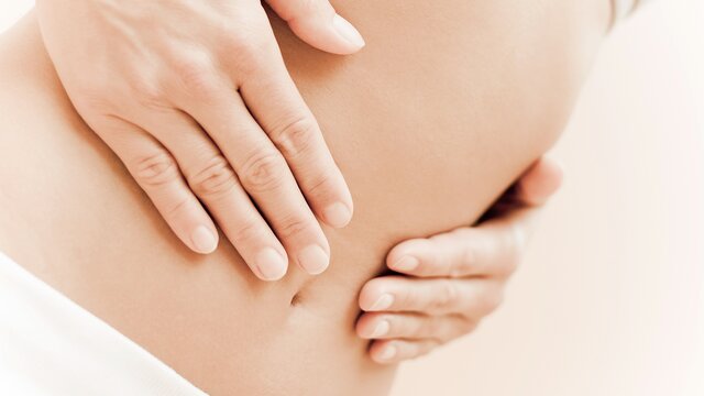 Bauchschmerzen sind ein unspezifisches Symptom | © AdobeStock 60686884