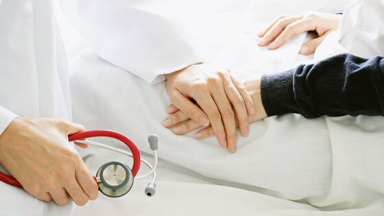 Eine Ärztin hält die Hände einer Patientin. | © AdobeStock-157436986