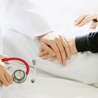 Eine Ärztin hält die Hände einer Patientin. | © AdobeStock-157436986