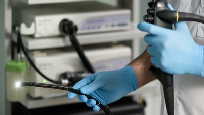 Ein Arzt hält ein Endoskop für eine Darmspiegelung | © AdobeStock-346292016