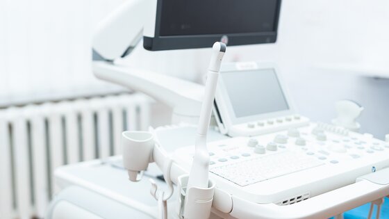 Ein Ultraschallgerät in einer Praxis. | © AdobeStock_1177181002