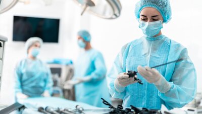 Medizinisches Personal bereitet OP-Instrumente vor. | © AdobeStock_236325939