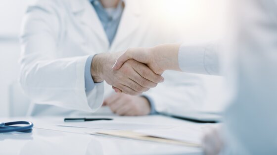 Ein Arzt schüttelt einer Patientin die Hand | © StockPhotoPro – stock.adobe.com