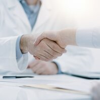 Ein Arzt schüttelt einer Patientin die Hand | © StockPhotoPro – stock.adobe.com