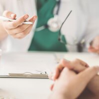 Ein Arzt im Patientengespräch | © AdobeStock-206953868