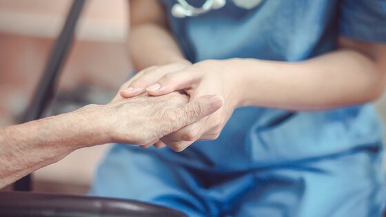 Jemand hält die Hand eines Patienten | © AdobeStock-232954750