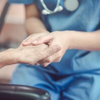 Jemand hält die Hand eines Patienten | © AdobeStock-232954750