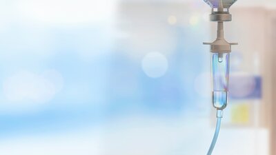 Ein Tropf mit Medikamenten gegen den Schwarzen Hautkrebs | © AdobeStock 312302455