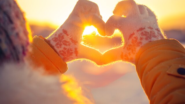 Eine Frau formt ein Herz mit ihren Händen. | © AdobeStock_124430217