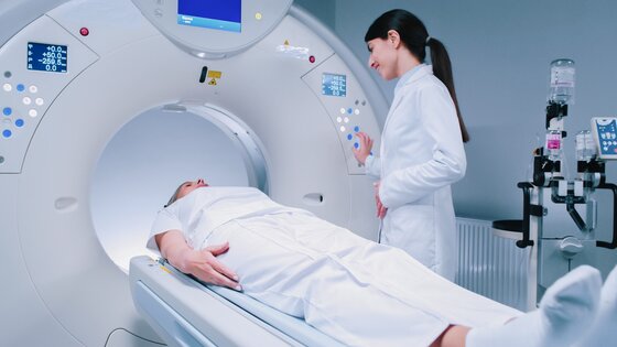 Eine Patientin wird in einem MRT untersucht. | © AdobeStock_616926769