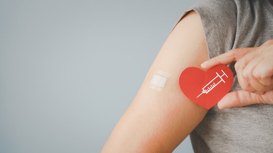 Ein Arm mit Pflaster und einem Herzsymbol für eine Impfung. | © AdobeStock_445155776