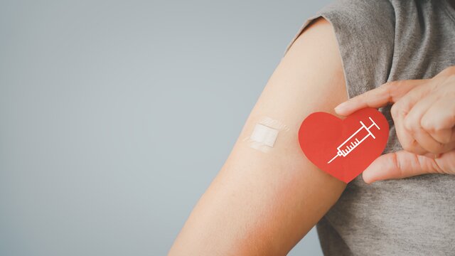 Ein Arm mit Pflaster und einem Herzsymbol für eine Impfung. | © AdobeStock_445155776