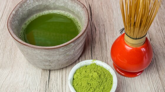 Matcha-Tee zubereitet und als Pulver  | © AdobeStock_148922570