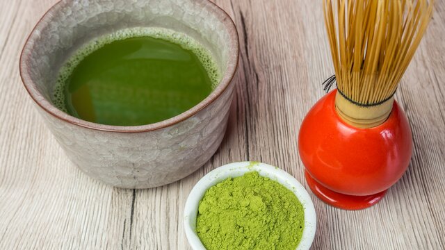 Matcha-Tee zubereitet und als Pulver  | © AdobeStock_148922570