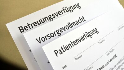 Detailaufnahme von drei Formularen: Patientenverfügung, Betreuungsverfügung und Vorsorgevollmacht | © AdobeStock-108271772