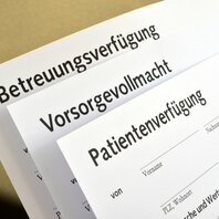 Detailaufnahme von drei Formularen: Patientenverfügung, Betreuungsverfügung und Vorsorgevollmacht | © AdobeStock-108271772