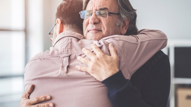 Zwei Männer umarmen sich | © AdobeStock_212449622