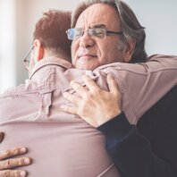 Zwei Männer umarmen sich | © AdobeStock_212449622