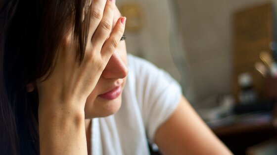 Eine Frau wirkt erschöpft | © AdobeStock-45208676