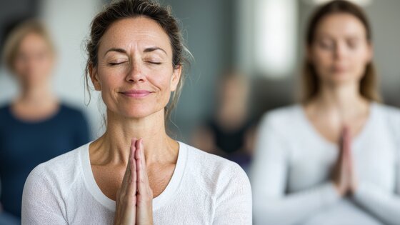 Frauen entspannen beim Yoga | © AdobeStock_154752466