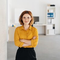 Eine junge selbstbewusste Frau. | © AdobeStock-281375796