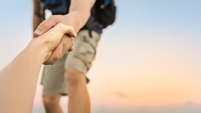 Eine helfende Hand wird gereicht | © AdobeStock-290467260