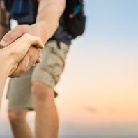 Eine helfende Hand wird gereicht | © AdobeStock-290467260