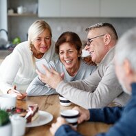 Wie erzähle ich Freund:innen vom Krebs? | © AdobeStock-327775469 Freunde sitzen zusammen | © AdobeStock-327775469