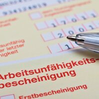 Detailaufnahme einer Arbeitsunfähigkeitsbescheinigung | © AdobeStock-135200836