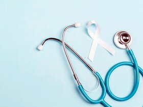 Weiße Schleife und Stethoskop | © AdobeStock_294810885
