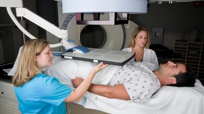 Ein Mann bei der Strahlentherapie. | © AdoberStock_291568217