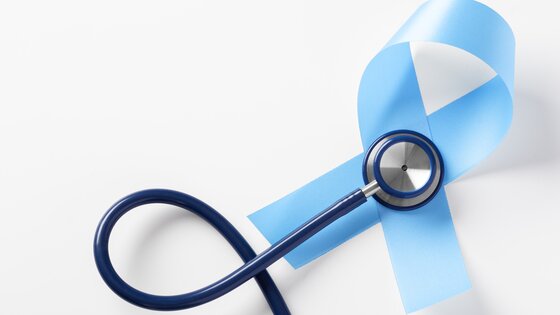 Blaue Schleife für Prostatakrebs-Awareness | © AdobeStock_622700437