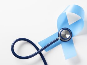 Blaue Schleife für Prostatakrebs-Awareness | © AdobeStock_622700437