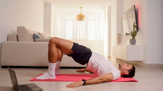 Ein Mann macht Übungen, um Nebenwirkungen der Prostatakrebs-Behandlung zu lindern | © AdobeStock_417799840